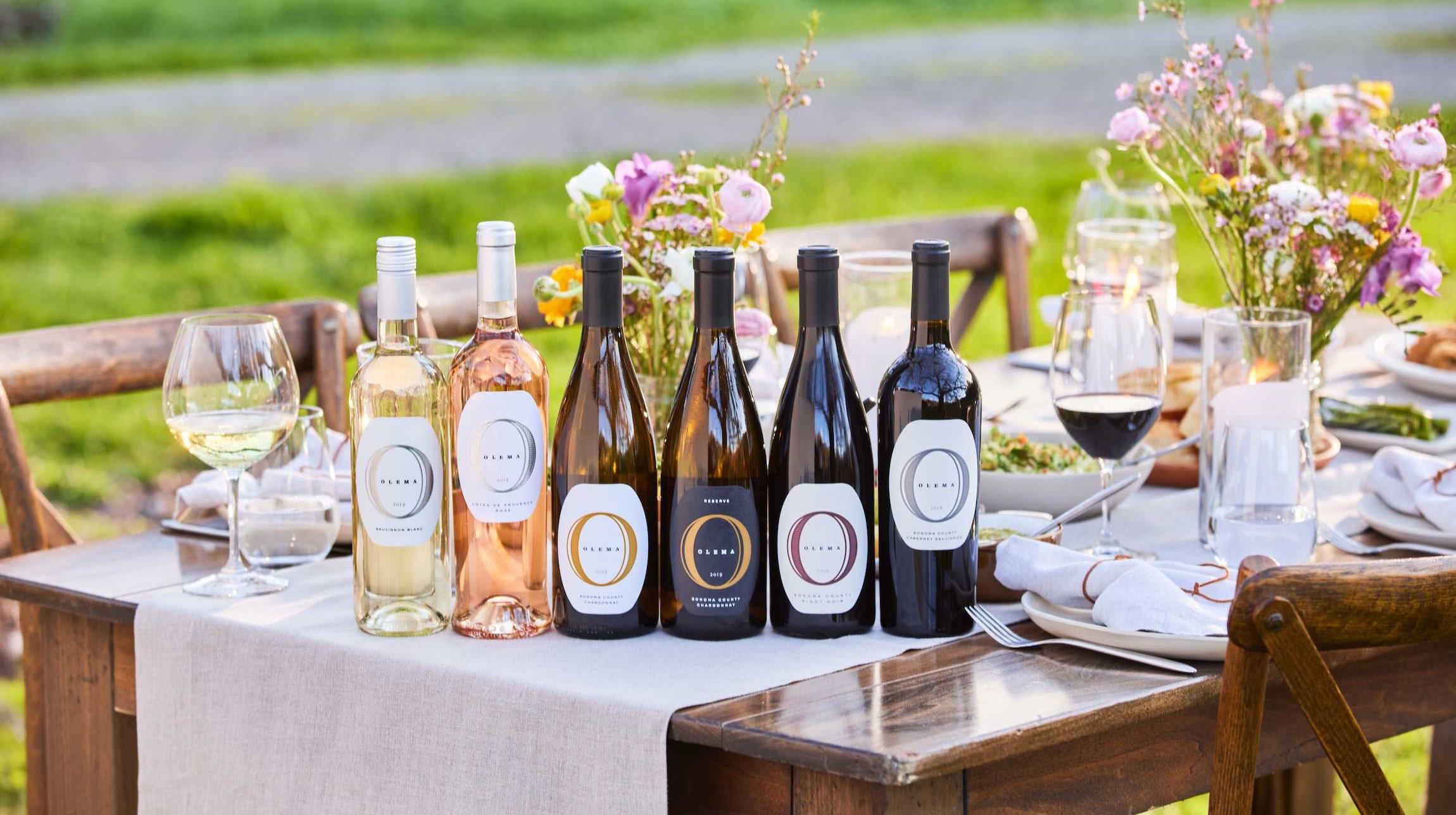 Bouteilles de vins disposées sur une table 